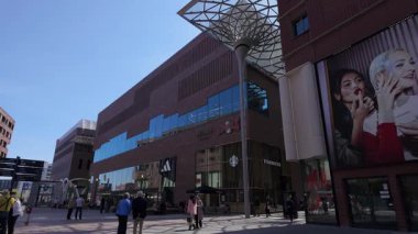 HAMBURG, GERMANY - 29 Nisan 2025 - Westfield Hamburg Uberseequartier alışveriş merkezi önünde yürüyen insanlar, HafenCity 'de dükkanları ve restoranları olan modern bir kompleks