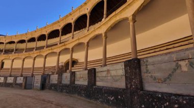 İkonik Ronda boğa güreşi klasik İspanyol mimarisi - RONDA, SPAIN - 28 Mart 2025