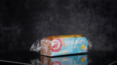 Yansıtıcı bir yüzeyde paketlenmiş Auchan dörtte birlik pastası, eğlenmeye hazır - FRANKFURT, ALMANY - 02 Mayıs 2025