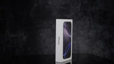 Koyu arkaplanda duran yeni Apple iPhone 1 Pro akıllı telefonu - FRANKFURT, GERMANY - MAYIS 02, 2025