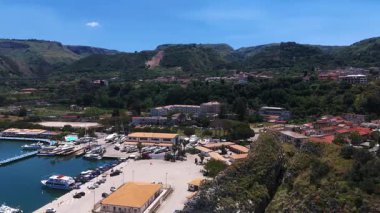 Tropea, Calabria 'nın havadan görünüşü, turkuaz deniz sahili yıkıyor ve güneşli bir yaz gününde Isola Bella...