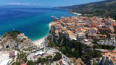 Güney İtalya 'da Tropea, Calabria' nın insansız hava aracı görüntüsü, Santa Maria dellsola 'nın küçük bir adada barındığı