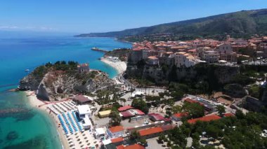 Tropea, Calabria 'nın hava aracı görüntüsü kristal berrak turkuaz suları, plajları ve Santa Maria dellIsola' nın ikonik tapınağı bir uçuruma tünemişti.