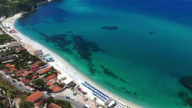 Tropea 'nın ikonik plajının çarpıcı hava manzarası kristal berrak turkuaz su, beyaz kum ve dramatik uçurumlar sergiliyor.