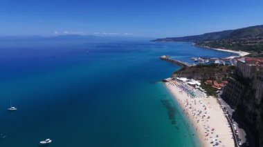 Tropea 'nın ikonik plajının çarpıcı hava manzarası kristal berrak turkuaz su, beyaz kum ve dramatik uçurumlar sergiliyor.