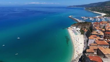 Tropea 'nın ikonik plajının çarpıcı hava manzarası kristal berrak turkuaz su, beyaz kum ve dramatik uçurumlar sergiliyor.