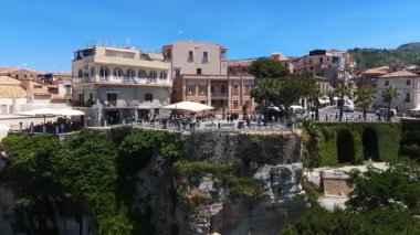 Tropea 'nın havadan görünüşü, Güney İtalya Calabria' daki Tyrhenian Denizi 'ne bakan bir uçuruma tünemiş büyüleyici bir kasaba.