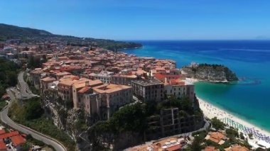 Tropea 'nın havadan görünüşü, Tyrhenian Denizi, Calabria, Güney İtalya' ya bakan bir uçuruma tünemiş büyüleyici bir kasaba.