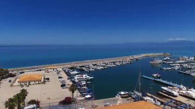 Güney İtalya 'nın Calabria kentindeki güneşli bir yaz gününde, Tropea limanının havadan görüntüsü turizm limanına demirlemiş çok sayıda tekneyle dolu.