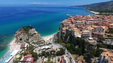 İnsansız hava aracı, Güney İtalya 'nın Calabria kentindeki Tyrhena Denizi' ne bakan büyüleyici bir kasaba olan Tropea 'nın nefes kesici görüntüsünü yakalıyor.