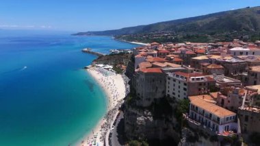 Tropea, Calabria 'nın hava aracı görüntüsü kristal berrak turkuaz suları, plajları ve Santa Maria dellIsola' nın ikonik tapınağı bir uçuruma tünemişti.