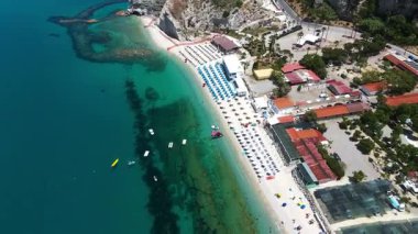 Tropea 'nın havadan görünüşü, Güney İtalya, Calabria, Tyrhenian Denizi' nin turkuaz sularına bakan bir uçuruma tünemiş büyüleyici bir kasaba.