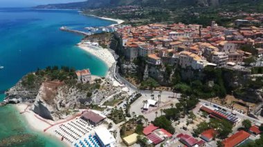 Tropea 'nın havadan görünüşü, Güney İtalya, Calabria, Tyrhenian Denizi' nin turkuaz sularına bakan bir uçuruma tünemiş büyüleyici bir kasaba.