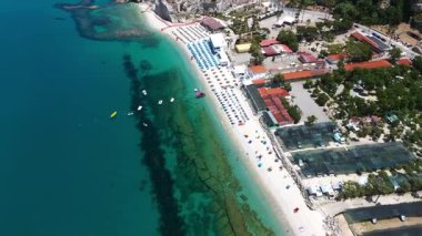 Tropea 'nın ikonik plajının çarpıcı hava manzarası kristal berrak turkuaz su, beyaz kum ve dramatik uçurumlar sergiliyor.