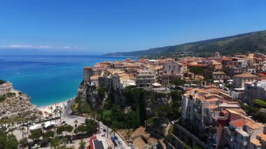 İnsansız hava aracı, Güney İtalya 'nın Calabria kentindeki Tyrhena Denizi' ne bakan büyüleyici bir kasaba olan Tropea 'nın nefes kesici görüntüsünü yakalıyor.