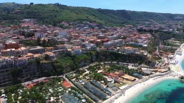 Tropea, Calabria 'nın hava manzarası, turkuaz sular, kumlu plajlar ve büyüleyici sahil kasabası.