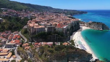 Tropea, Calabria 'nın havadan görünüşü, kumsal, turkuaz deniz ve güneşli bir yaz gününde uçurumun kenarındaki eski bir kasaba.