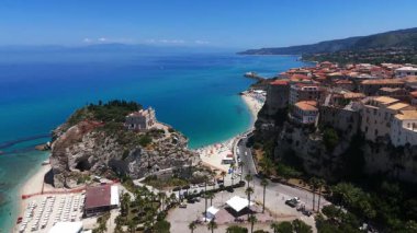 Santa Maria dellIsola ile Tropea 'nın havadan görünüşü, turkuaz sular ve yaz mevsiminde renkli plaj şemsiyeleri, Calabria, İtalya