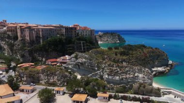 Güney İtalya 'nın Calabria kentindeki Tyrhenia Denizi' nin turkuaz sularına bakan kayalıklara tünemiş büyüleyici bir kasaba olan Tropea 'nın havadan görünüşü.
