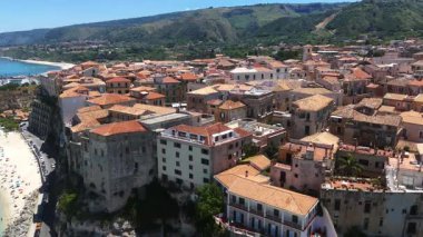 Tropea, İtalya 'nın manzaralı şehir manzarasını yakalayan hava manzarası, çağlayan binalarını bir uçurum kenarında sergiliyor.