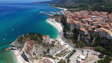 Tropea 'nın ikonik plajının çarpıcı hava manzarası kristal berrak turkuaz su, beyaz kum ve dramatik uçurumlar sergiliyor.