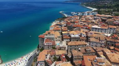 Tropea 'nın pitoresk kasabasını ele geçiren İHA Güney İtalya' daki Calabria 'daki Tyrhenian Denizi' ne bakan bir uçuruma tünemişti.