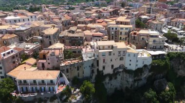 Tropea, İtalya 'nın manzaralı şehir manzarasını yakalayan hava manzarası, çağlayan binalarını bir uçurum kenarında sergiliyor.