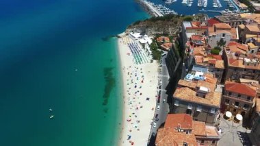 Tropea 'nın pitoresk kasabasını ele geçiren İHA Güney İtalya' daki Calabria 'daki Tyrhenian Denizi' ne bakan bir uçuruma tünemişti.