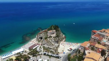 Tropea, İtalya 'nın havadan görünüşü, turkuaz deniz, sahil, Santa Maria dellsola Mabedi ve uçurum kenti.