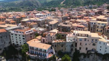 Tropea, İtalya 'nın manzaralı şehir manzarasını yakalayan hava manzarası, çağlayan binalarını bir uçurum kenarında sergiliyor.