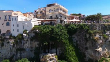 Tropea 'nın havadan görünüşü, Güney İtalya Calabria' daki Tyrhenian Denizi 'ne bakan bir uçuruma tünemiş büyüleyici bir kasaba.