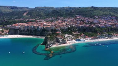 Tropea 'nın havadan görünüşü, Güney İtalya' nın Calabria kentindeki turkuaz Tyrhenian Denizi 'ne bakan bir uçuruma tünemiş büyüleyici bir kasaba.