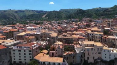 İtalya 'nın Calabria şehrinde, renkli evleri ve arka planda yeşil tepeleri bulunan büyüleyici bir kasaba olan Tropea' nın hava manzarası.