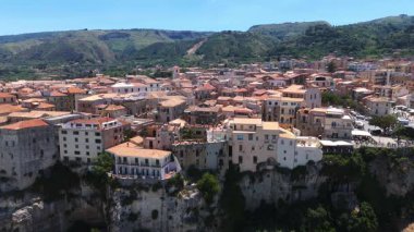Tropea 'nın havadan görünüşü, Güney İtalya, Calabria' da bir uçuruma tünemiş büyüleyici bir kasaba, renkli binaları ve çarpıcı kıyı manzarası ile