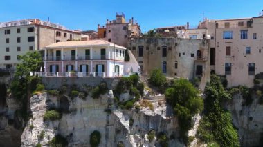 Tropea 'nın havadan görünüşü, Güney İtalya Calabria' daki Tyrhenian Denizi 'ne bakan bir uçuruma tünemiş büyüleyici bir kasaba.