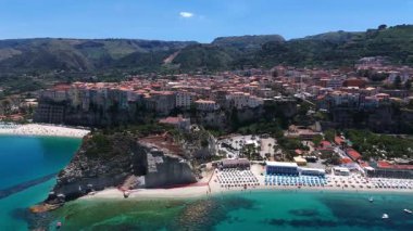 Tropea 'nın havadan görünüşü, güney İtalya Calabria' daki güzel Tyrhenia Denizi 'ne bakan bir uçuruma tünemiş büyüleyici bir kasaba.