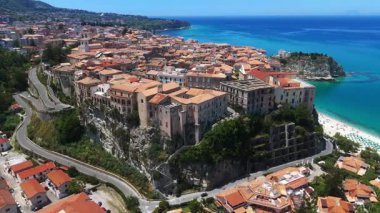 Tropea, İtalya 'nın nefes kesici hava manzarası, renkli binaları, uçurumun kenarını ve güzel kıyı şeridini vurguluyor.