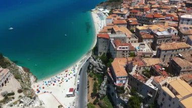Tropea 'nın pitoresk kasabasını ele geçiren İHA Güney İtalya' daki Calabria 'daki Tyrhenian Denizi' ne bakan bir uçuruma tünemişti.