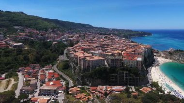 Tropea 'nın havadan görünüşü, güneşli bir yaz gününde Güney İtalya' nın Calabria kentindeki Tyrhenian Denizi 'ne bakan bir uçuruma tünemiş büyüleyici bir kasaba.