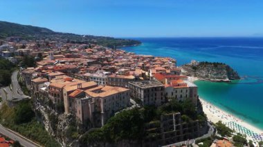 İtalya, Tropea 'nın nefes kesen hava manzarası, Trrhenian Denizi' ne bakan uçurumlara tünemiş tarihi mimarisini gözler önüne seriyor.