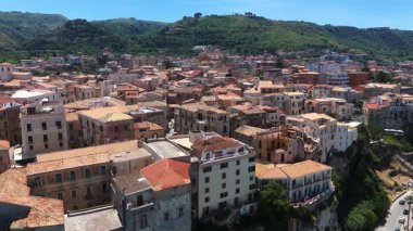 Güney İtalya 'nın Calabria kentindeki Tyrhenian Denizi' ne bakan bir uçuruma tünemiş büyüleyici bir kasaba olan Tropea 'nın insansız hava aracı görüntüsü kırmızı kiremitli çatılarını ve geleneksel mimarisini gözler önüne seriyor.