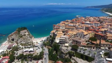 Tropea, İtalya 'nın havadan görünüşü, turkuaz deniz, sahil, Santa Maria dellsola Mabedi ve uçurum kenti.