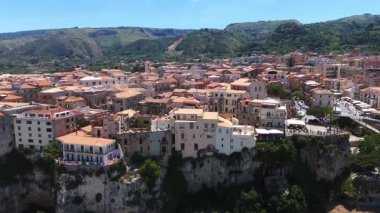 Tropea 'nın havadan görünüşü, Güney İtalya, Calabria' da bir uçuruma tünemiş büyüleyici bir kasaba, renkli binaları ve çarpıcı kıyı manzarası ile