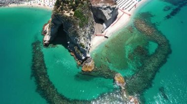 Tropea 'nın ikonik plajının çarpıcı hava manzarası kristal berrak turkuaz su, beyaz kum ve dramatik uçurumlar sergiliyor.