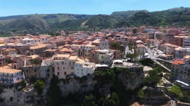 Tropea 'nın havadan görünüşü, Güney İtalya Calabria' daki Tyrhenian Denizi 'ne bakan bir uçuruma tünemiş büyüleyici bir kasaba.