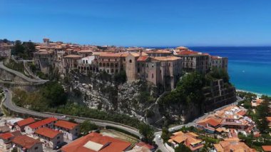 Tropea 'nın havadan görünüşü, Güney İtalya Calabria' daki Tyrhenian Denizi 'ne bakan bir uçuruma tünemiş büyüleyici bir kasaba.