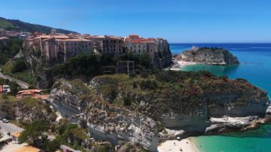Tropea 'nın havadan görünüşü, Güney İtalya Calabria' daki Tyrhenian Denizi 'ne bakan bir uçuruma tünemiş büyüleyici bir kasaba.