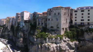 Güney İtalya, Calabria 'da büyüleyici bir kasaba olan Tropea' daki Tyrhenian Denizi 'ne bakan uçurum kenarındaki binalar manzaralı bir manzara yaratıyor.