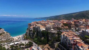 İnsansız hava aracı, Güney İtalya 'nın Calabria kentindeki Tyrhena Denizi' ne bakan büyüleyici bir kasaba olan Tropea 'nın nefes kesici görüntüsünü yakalıyor.