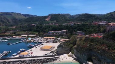 Tropea, Calabria 'nın havadan görünüşü, turkuaz deniz sahili yıkıyor ve güneşli bir yaz gününde Isola Bella...